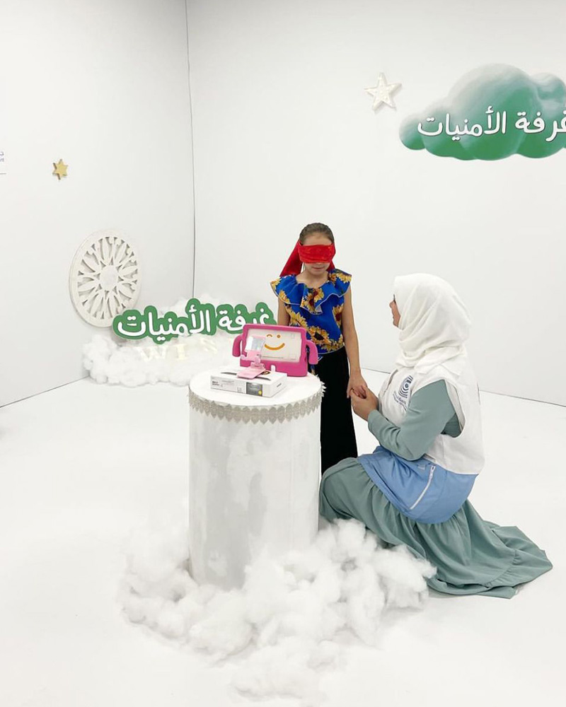 هدية يتيم في غرفة الأمنيات